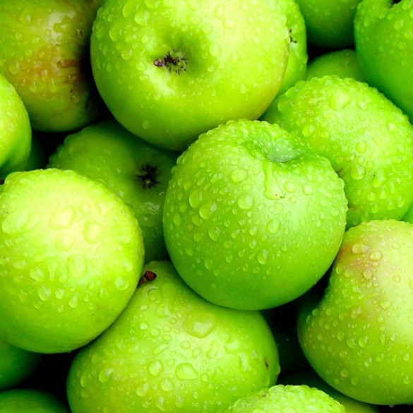 Green apples with water droplets on them