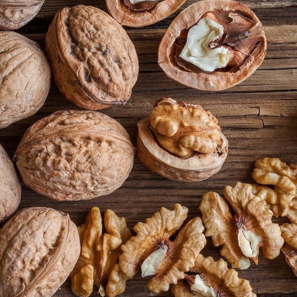 Shelled and unshelled walnuts